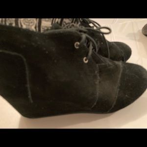 Women’s size 8 TOMS shoes